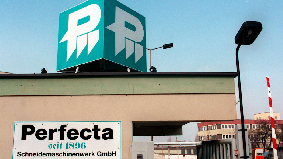 Das 1896 gegründete Unternehmen spezialisierte sich seit 1920 auf die Entwicklung und Produktion von Papierschneidemaschinen