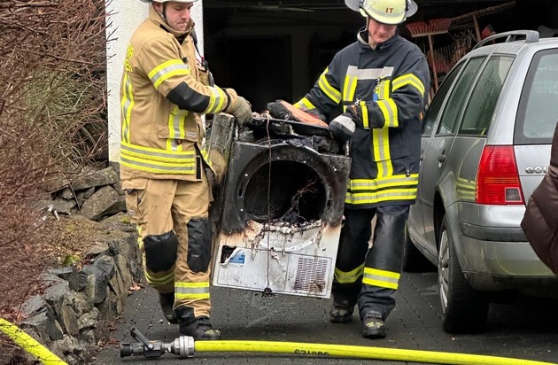 FW Königswinter: Haushaltsgroßgeräte brennen im Keller eines Einfamilienhauses