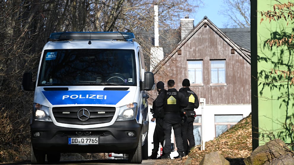 An der Talsperre Malter bei Dippoldiswalde durchsuchte die Polizei ein früheres Hotel