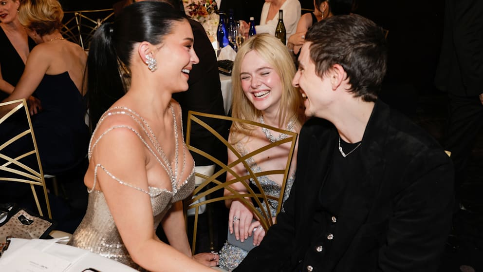 Auch hier scheint einer ’nen Witz gemacht zu haben. Schauspielerin Elle Fanning (27) lacht sich zwischen dem Paar des Abends schlapp