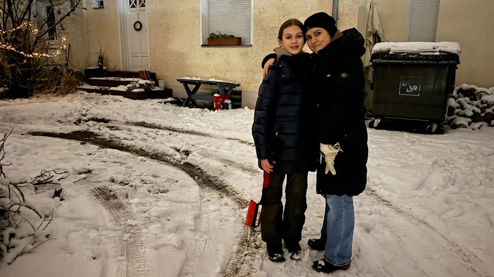 Aufwärmen beim Rodeln, Duschen bei Freunden: Der Kein.-Strom-Plan von Mona und Lynn