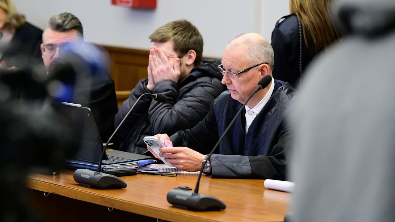 Versuchter Mord: Sanitäter warfen Betonteile von Autobahn-Brücken | Regional