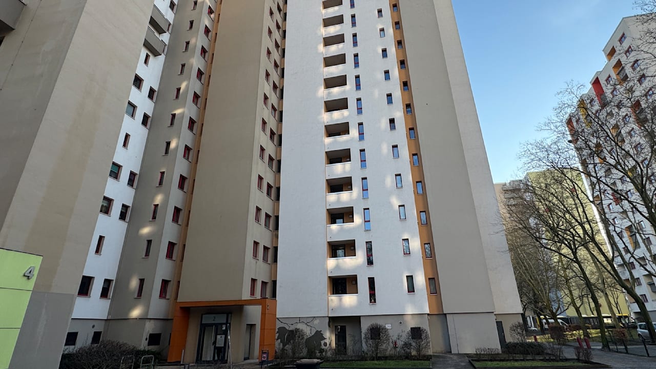 Berlin: Fahrrad aus 13. Stock geworfen, fast Menschen erschlagen! | Regional