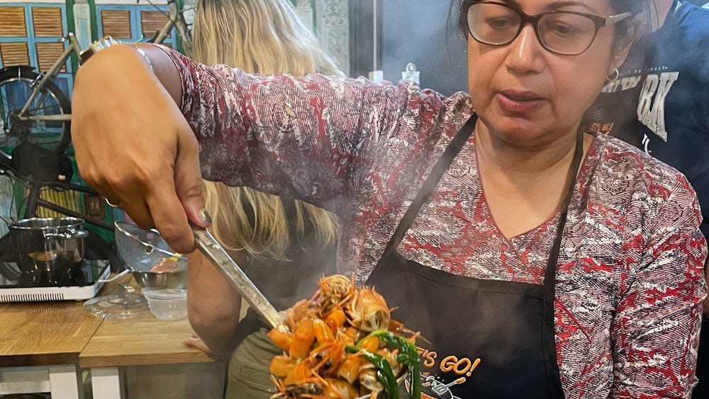 Vidhya Nair gibt Kochkurse in Singapur: Mit ihren Schülern geht sie vorher gerne einkaufen.