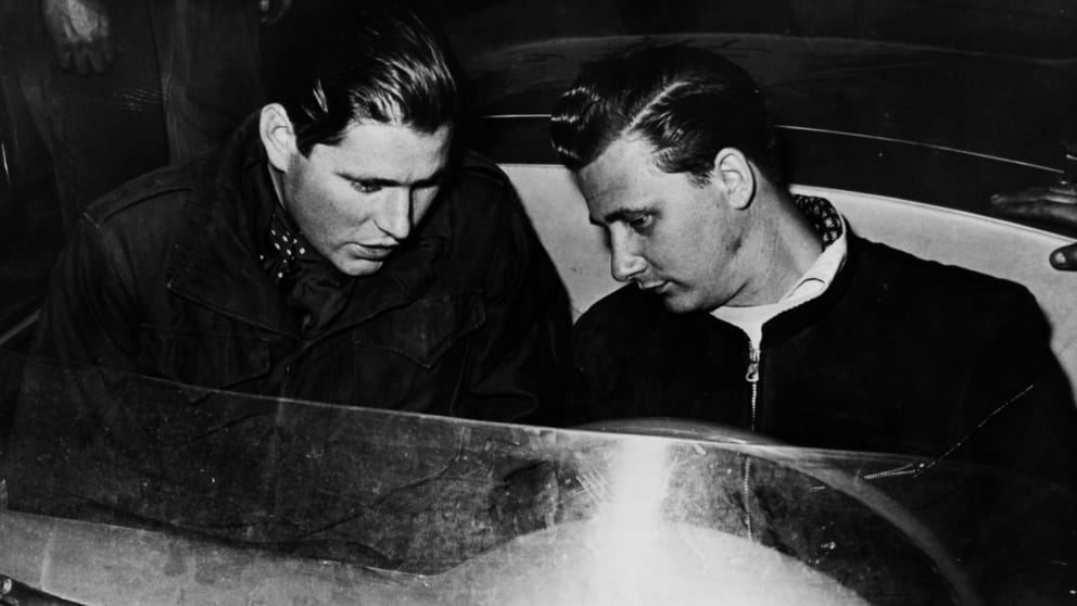 Porsche-Fahrer Herbert Linge (l.) mit Hans Herrmann bei einem Rennen 1954