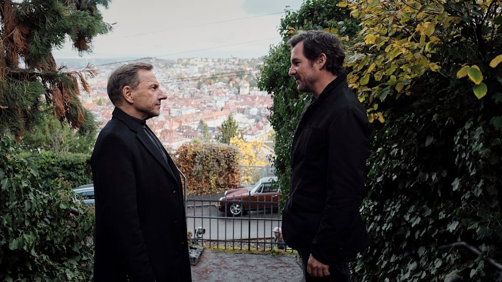 Richy Müller (l) als Kommissar Lannert, Felix Klare (r) als Ermittler Bootz in „Tatort: Überlebe wenigstens bis morgen“ (2025)