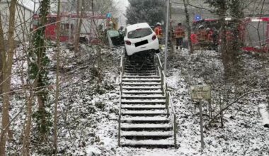 Spektakulärer Unfall in Karlsruhe: Frau parkt Auto auf Treppengeländer | Regional