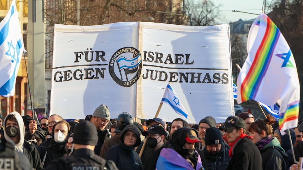 Die linke, mit Israel solidarische Antifa hat als erste ihren Demo-Zug gestartet