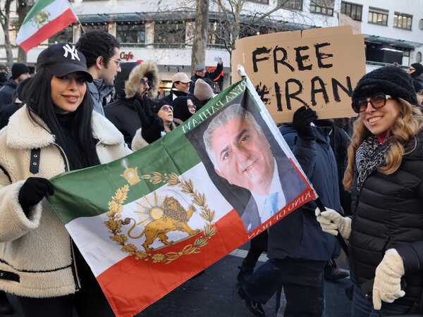 Einige hundert Menschen demonstrierten am Samstag auf dem Kurfürstendamm ihre Solidarität mit den Protesten im Iran und für den Sturz des Mullah-Regimes.