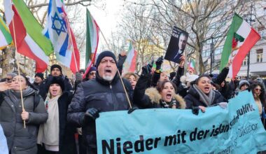 Rund tausend Unterstützer der iranischen Opposition demonstrieren in Berlin