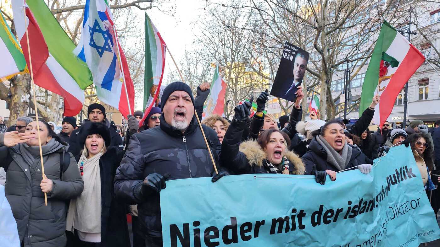 Rund tausend Unterstützer der iranischen Opposition demonstrieren in Berlin