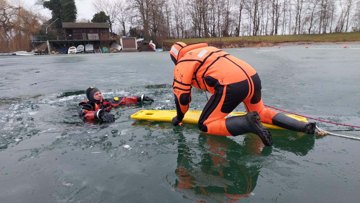 Feuerwehr Friedberg und Wasserwacht trainieren Notfälle