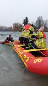 Professionelle Eisrettung mit einem Schlauchboot – die Wasserwacht und die Feuerwehr Friedberg übten am Wochenende gemeinsam.