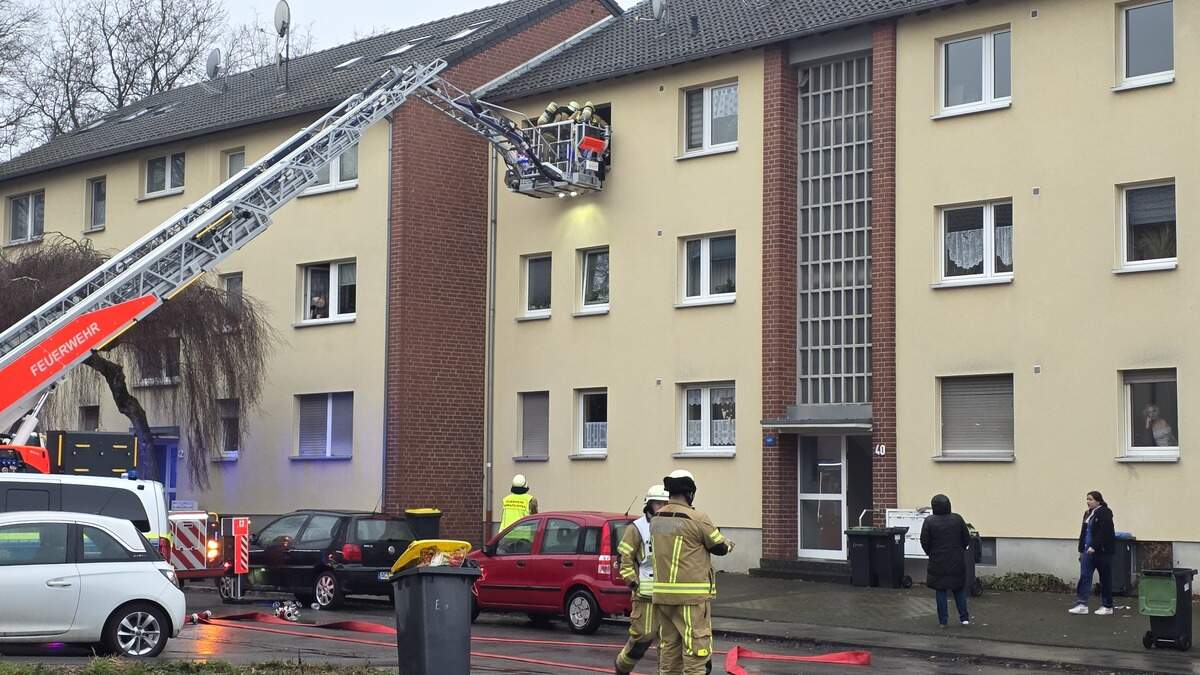 Über die Drehleiter verschafften die Einsatzkräfte sich ein Lagebild.