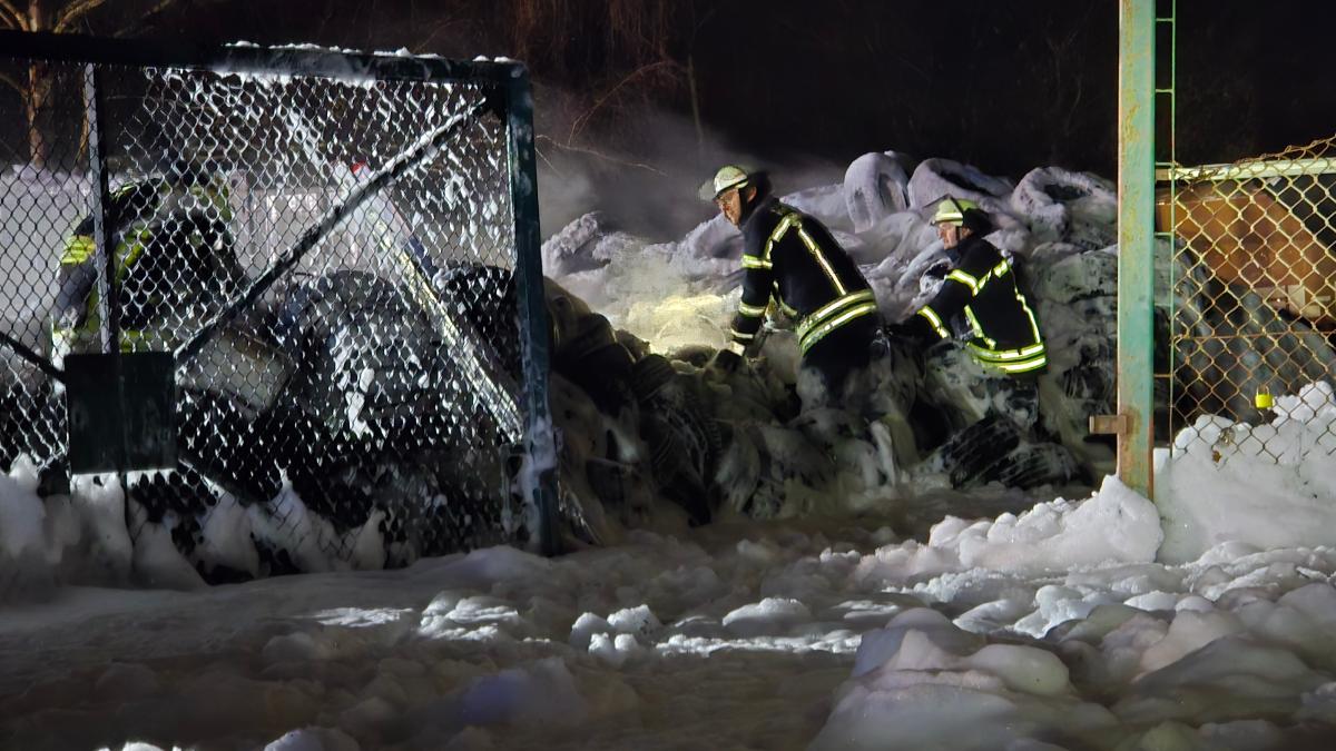 Brand in Karlsruher Nordstadt: Feuerwehr löscht mit Schaum