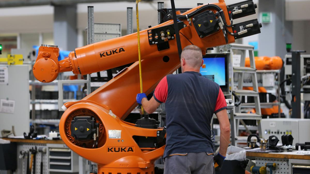 Beim Roboterbauer Kuka in Augsburg konnten knapp 100 Arbeitsplätze gerettet werden