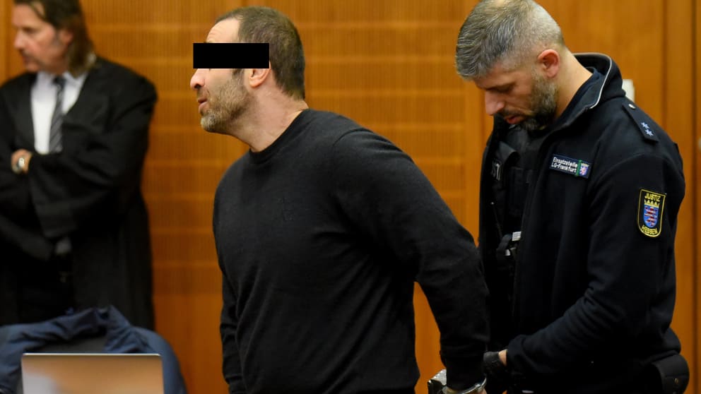 Auch Vardges I. pöbelte vor Gericht. Hier wurden ihm vor der Verhandlung die Handschellen abgenommen