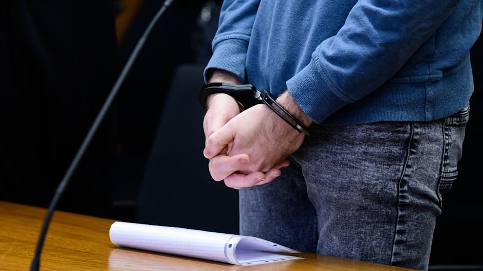 Die Angeklagten wurden in Handschellen ins Gericht gebracht