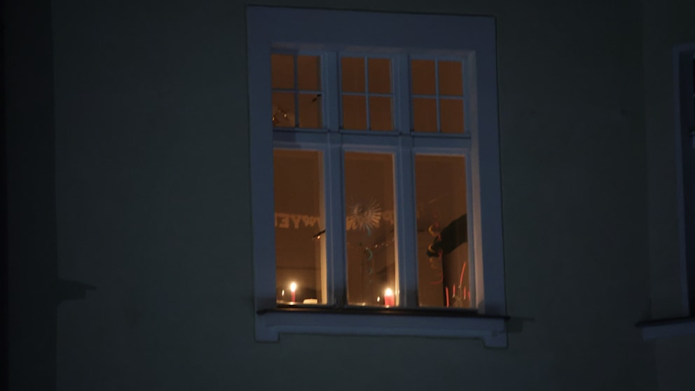 In einer Wohnung leuchten Kerzen. Erst am Donnerstag sollen wieder alle Haushalte mit Strom versorgt werden können