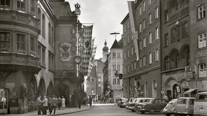 Das Platzl ist bis in die 60er / frühen 70er Jahre ein eher verrufener Ort. Das Platzl ist bis in die 60er / frühen 70er Jahre ein eher verrufener Ort.