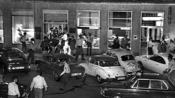 Überfall auf die Deutsche Bank in der Prinzregentenstraße. Es ist der erste Banküberfall mit Geiselnahme in der Bundesrepublik. Überfall auf die Deutsche Bank in der Prinzregentenstraße. Es ist der erste Banküberfall mit Geiselnahme in der Bundesrepublik.