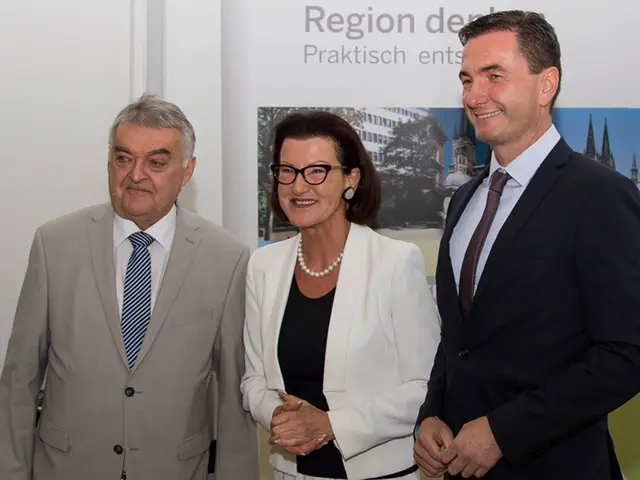 Thomas Wilk (r.) hatte das Amt am 1. September 2022 von Gisela Walsken übernommen. Innenminister Herbert Reul bedauert Wilks überraschenden Rücktritt. | Foto: Foto: Bezirksregierung Köln