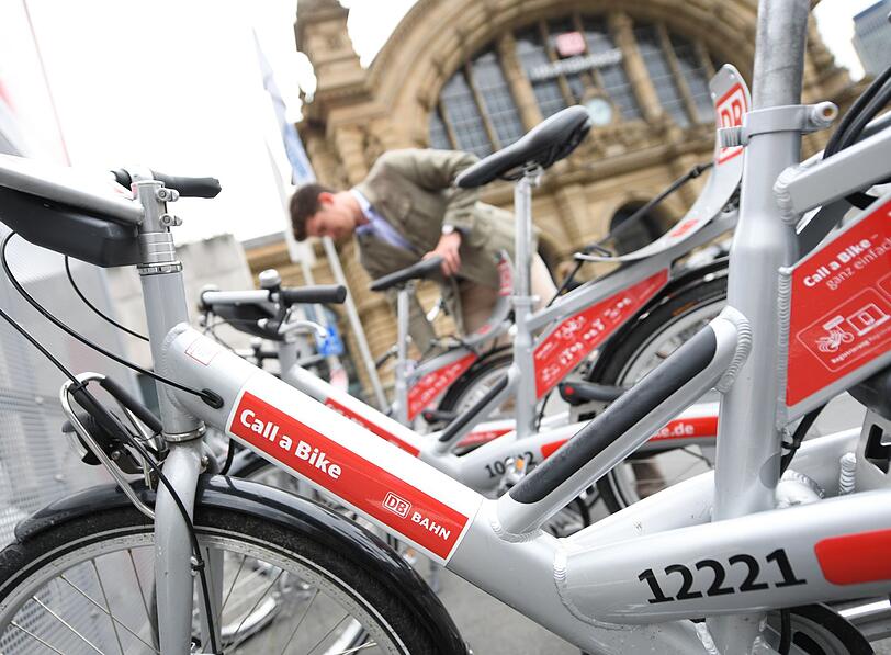 Ein Mann stellt am Frankfurter Hauptbahnhof ein "Call a Bike"-Leihfahrrad ab. Ein Mann stellt am Frankfurter Hauptbahnhof ein "Call a Bike"-Leihfahrrad ab.