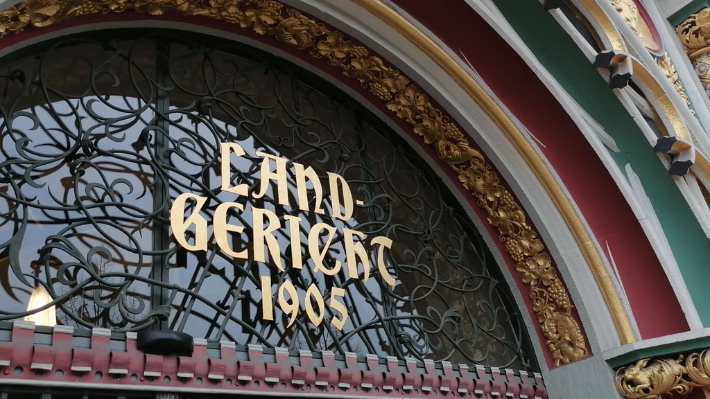 Wegen Totschlags muss sich von diesem Freitag an eine Frau vor dem Landgericht Halle verantworten.