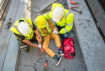 Erste Hilfe bei Unfällen - Unfälle können jederzeit geschehen - deshalb sollte jeder die wichtigsten Grundlagen kennen, um Erste Hilfe leisten zu können. Bild: stock.adobe.com © VR Studio