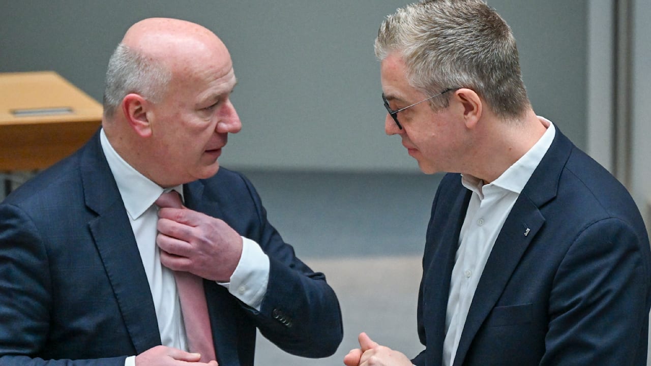 Mehr Geld für Beamte? Ja, aber es sind zu viele | Regional