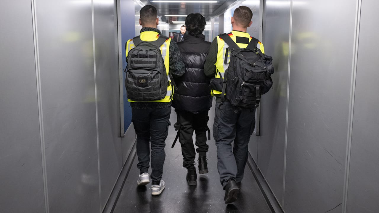 Mehr als doppelt so viele Abschiebungen in die Türkei | Politik