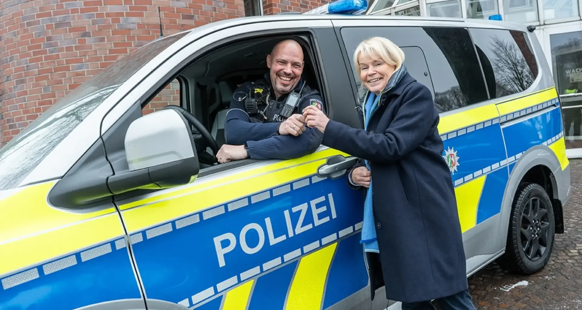 Persönliche Übergabe in Bottrop und Marl: Moderne Streifenwagen für die Polizei NRW - 300 neue Fahrzeuge im Einsatz