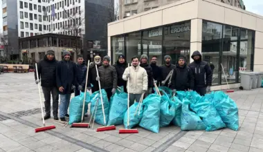 Gemeinsames Engagement für eine saubere Stadt: Ahmadi Muslime putzen am Neujahr die Essener Innenstadt