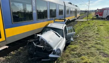 Schwerer Unfall in Moers: Kollision zwischen Regionalbahn und Pkw - 85-jähriger Fahrer schwer verletzt