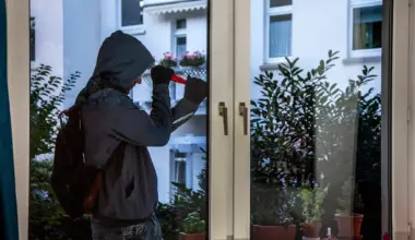 Bochum: Versuchter Einbruch Mehrfamilienhaus, Polizei sucht Zeugen