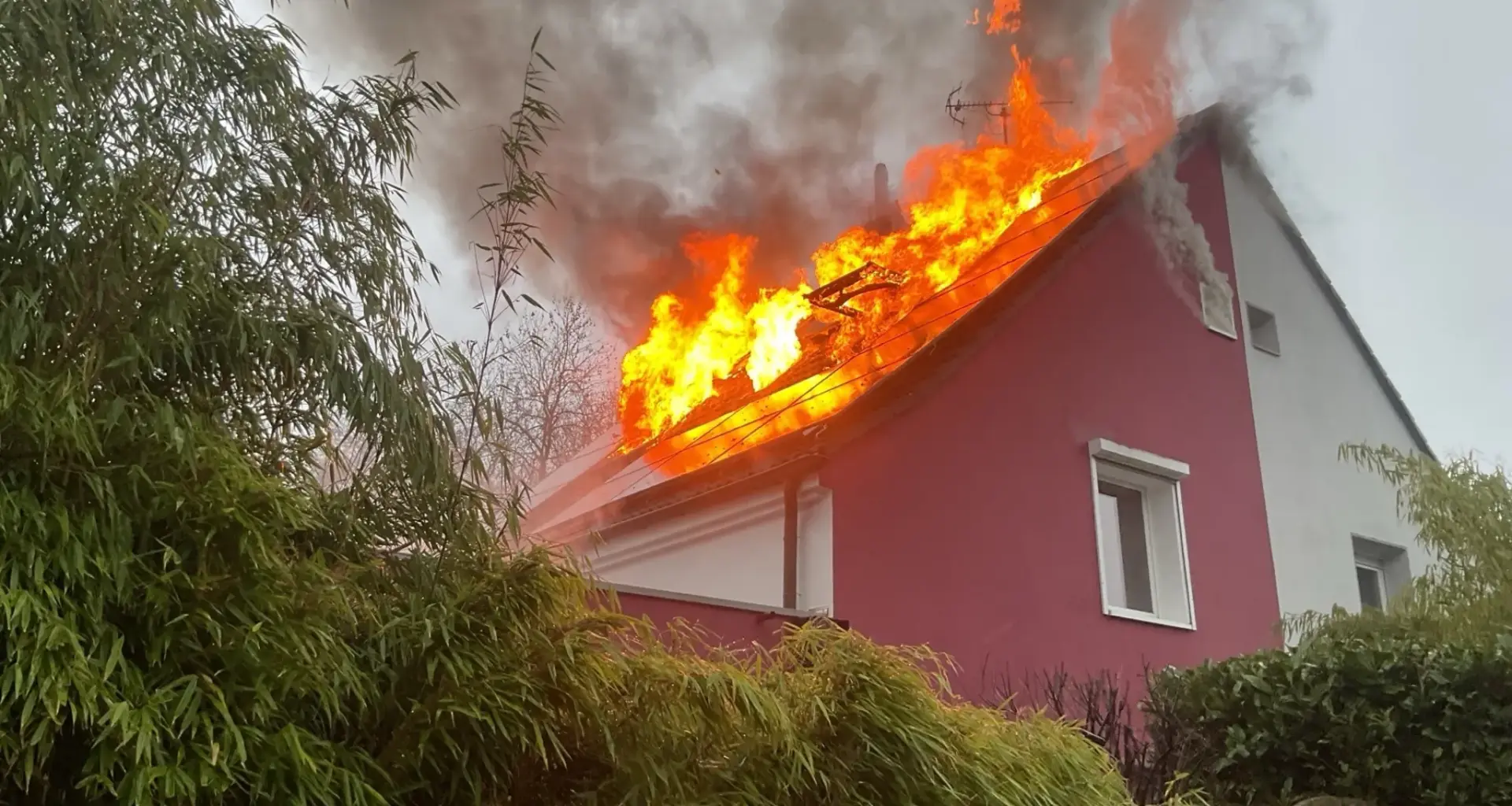 Blaulicht-Meldungen der Feuerwehr Bochum: Dachstuhlbrand in Wiemelhausen - Feuerwehr Bochum im Großeinsatz