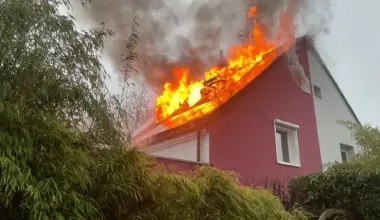 Blaulicht-Meldungen der Feuerwehr Bochum: Dachstuhlbrand in Wiemelhausen - Feuerwehr Bochum im Großeinsatz