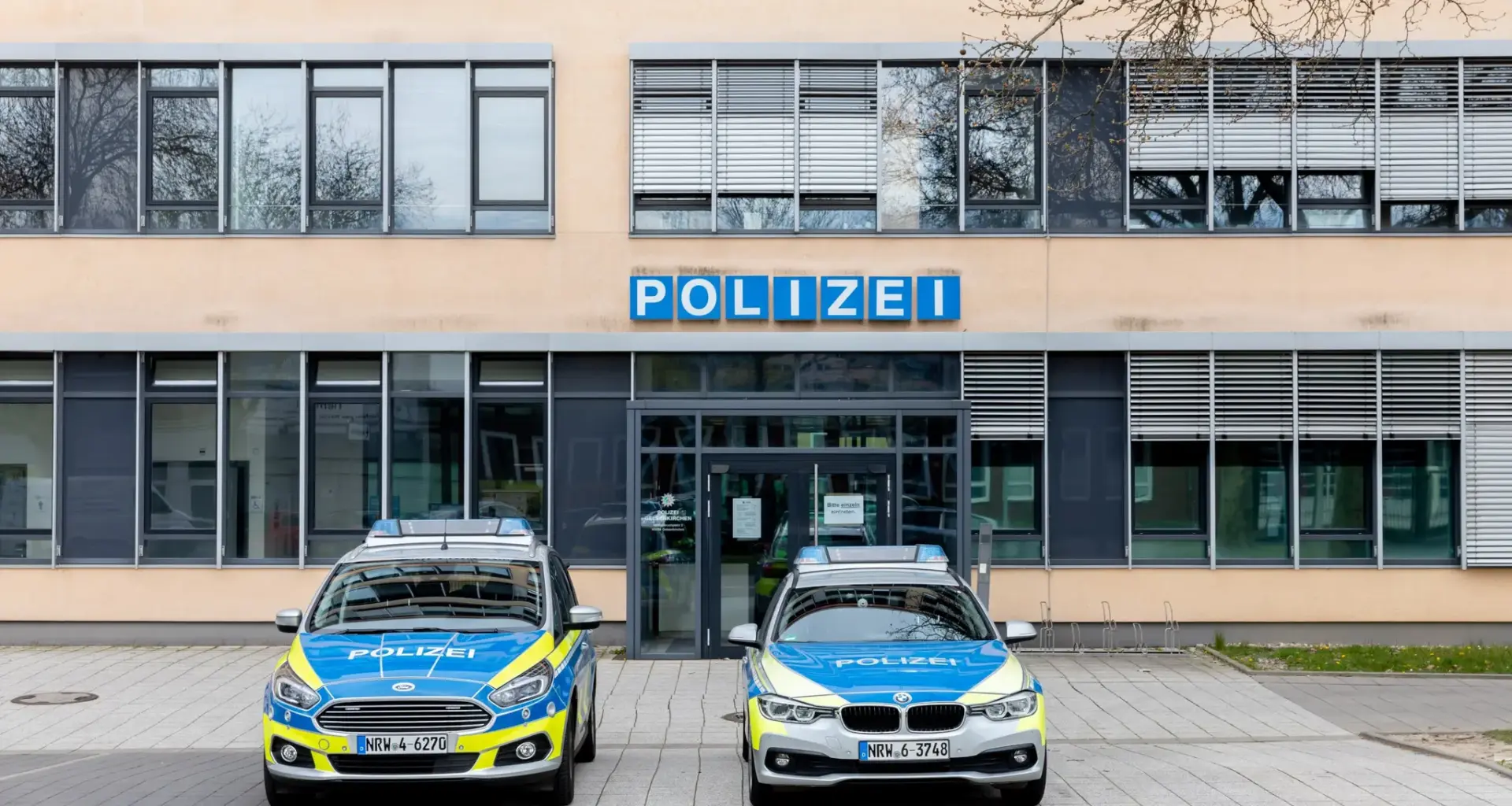 Falscher Polizist erbeutet Geld von Senioren -: Polizei sucht Zeugen und gibt Verhaltenshinweise