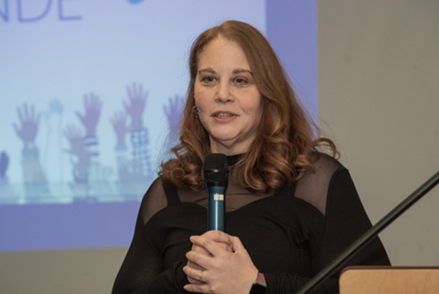 RE/Init Geschäftsführerin Jovana Kartal eröffnet die Versteigerung und begrüßt die Gäste. | Foto: Juri Eischinski