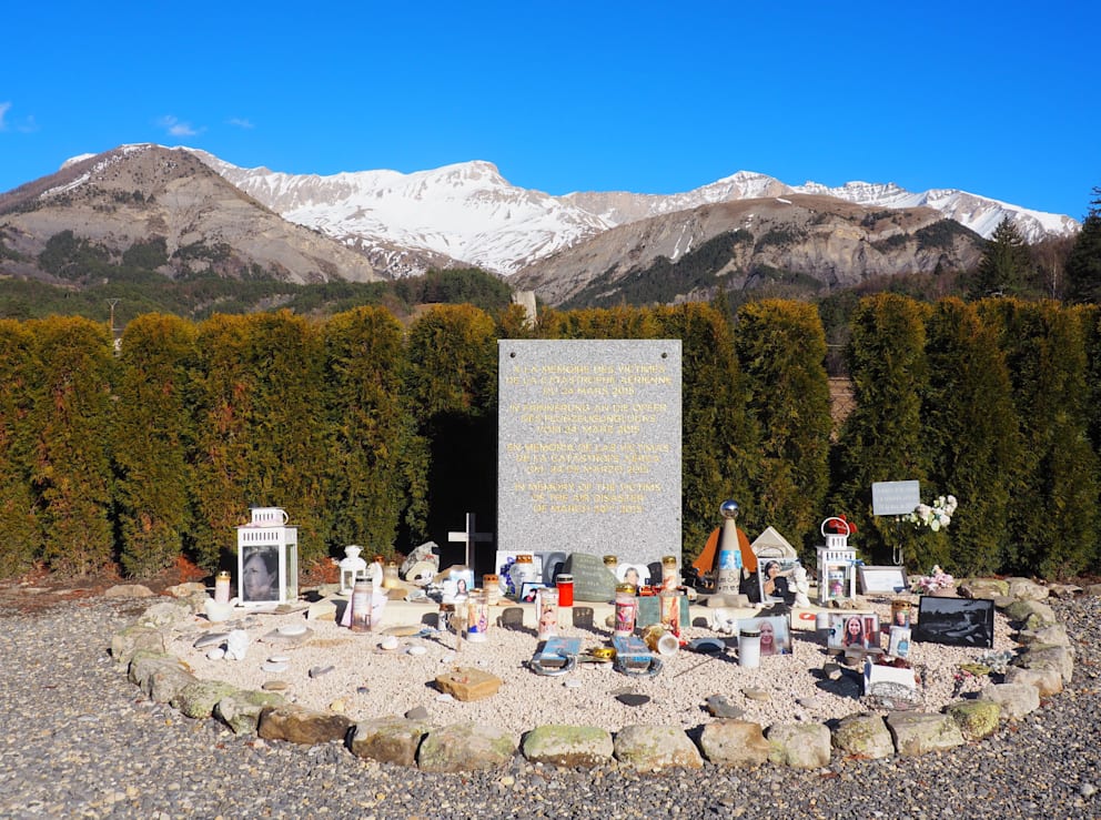 Eine Gedenktafel mit Inschriften in vier Sprachen erinnert an den Flugzeugabsturz