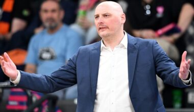 Rostocks Coach Przemyslaw Frasunkiewicz sieht eine Niederlage seines Teams. Foto: Michael Schwartz/dpa