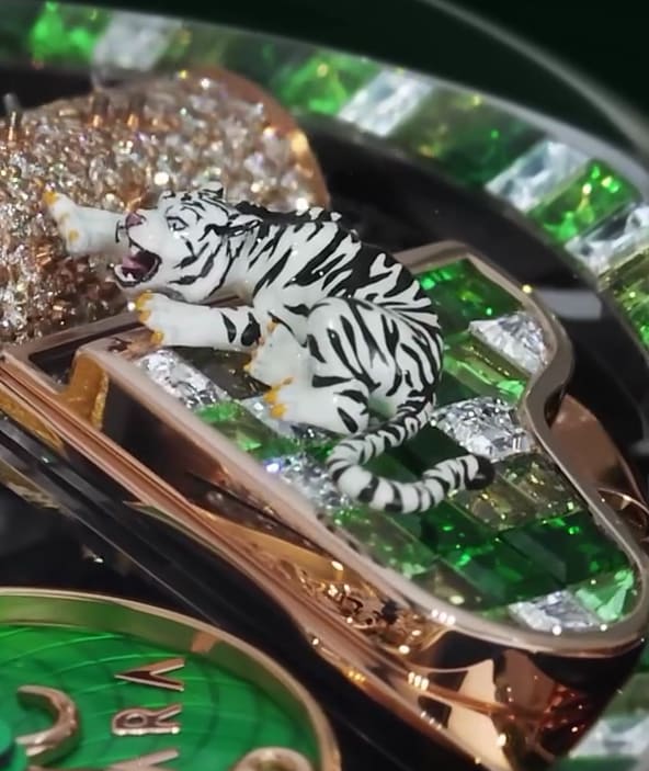 Ein Bengalischer Tiger – gebettet auf grünen Saphiren, Tsavoriten und Brillanten – zeigt seine Zähne und Krallen