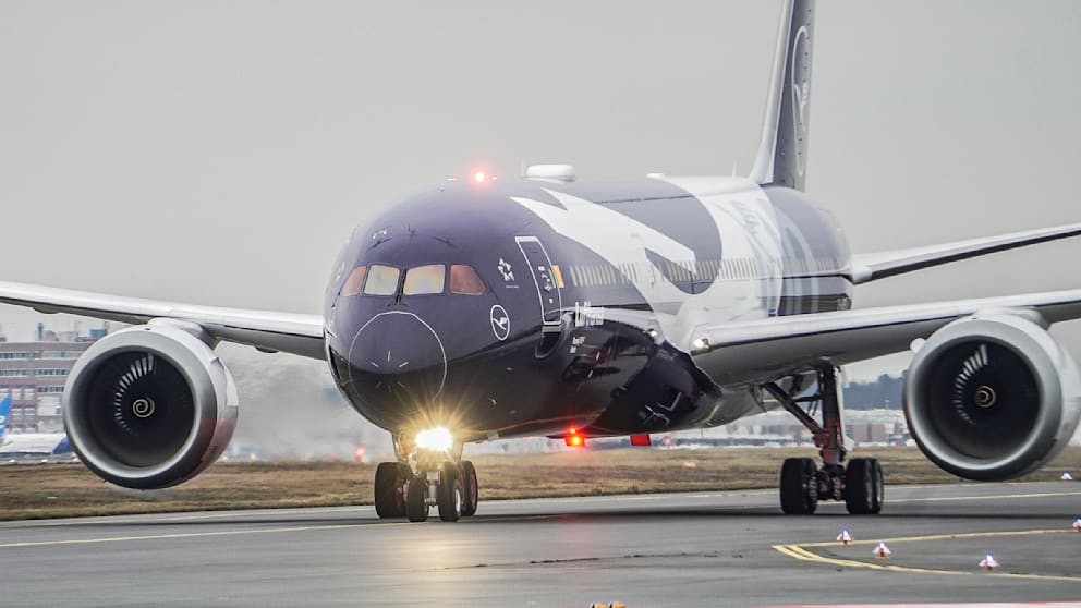 EIne Boeing 787-9 ist im Jubiläumsjahr mit Sonderlackierung „100 Jahre Lufthansa“ unterwegs