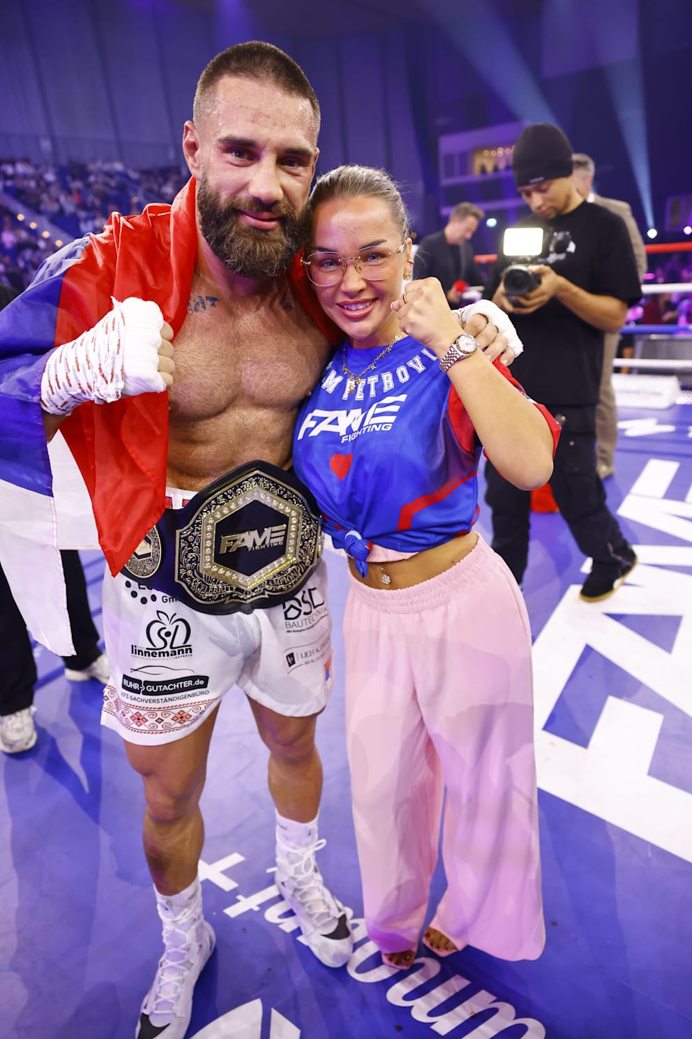 Aus ihrem Kennenlernen machen Aleks Petrović und Emmy Russ (26) schon länger kein Geheimnis. Bei seinem Fame-Fighting-Kampf im Oktober feuerte sie ihn im Trikot lautstark an