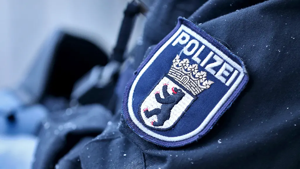 15-01-2023-Berlin-Polizeieinsatz-in-Berlin-Logo-der-Berliner-Polizei-mit-Schriftzug-in-Nahaufnahme