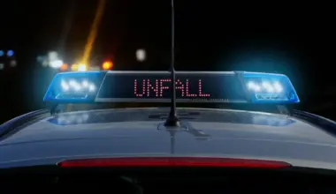 Mannheim-Käfertal: Smart schleudert über drei Spuren und kippt um