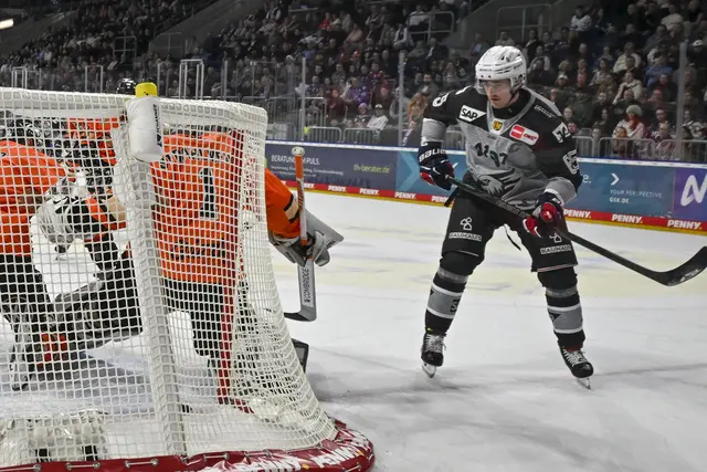 Marc Michaelis (rechts) trifft gegen Wolfsburg zum 2:0. | Foto: Ruffler/PIX-Sportfotos