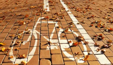 Rücksichtslos und gefährlich: Wer legt Steine auf einen Radweg?! Polizei sucht Zeugen!