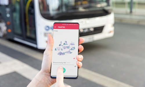 Mit der FAIRTIQ-App bietet der VRB Fahrgästen schon jetzt eine alternative Bezahlmethode.