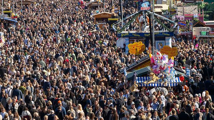 Gleich an zwei Tagen musste die Wiesn wegen Überfüllung geschlossen werden. Gleich an zwei Tagen musste die Wiesn wegen Überfüllung geschlossen werden.